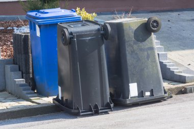 Çöp kovası vardır baş aşağı.