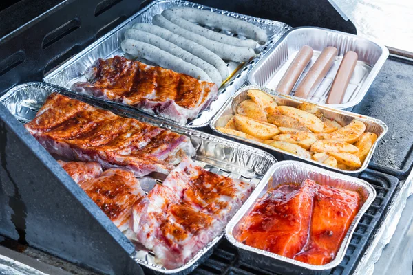 Kött och grill korv på en gasolgrill. — Stockfoto