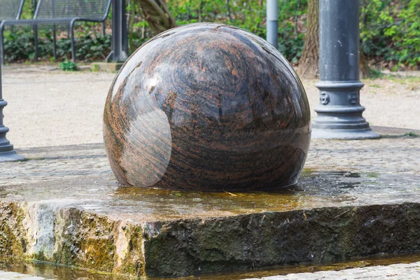 Esfera de granito flutuante como fonte — Fotografia de Stock