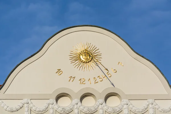 Klok van de zonnewijzer op de gevel van een huis — Stockfoto