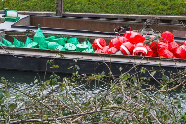 Κόκκινο και πράσινο σημαδούρες με πλοίο — Φωτογραφία Αρχείου