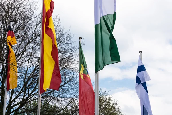 Σημαίες χωρών Ευρώπης ενάντια σε ένα καταγάλανο ουρανό — Φωτογραφία Αρχείου