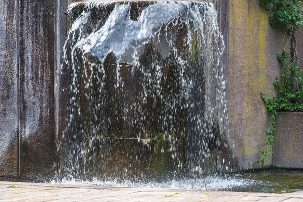 Künstlich angelegter Wasserfall, Brunnen — Stockfoto