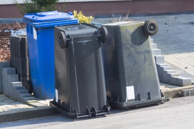 Çöp kovası vardır baş aşağı.