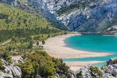 Embalse de Cuber muhteşem manzaralarını               