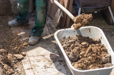 El arabası ile toprak kazı