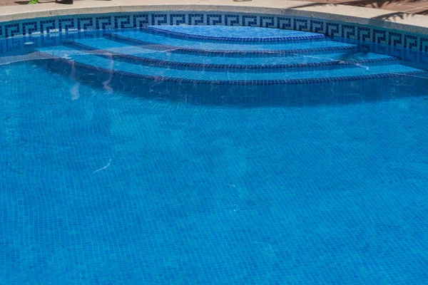 Detalle piscina con escaleras — Foto de Stock