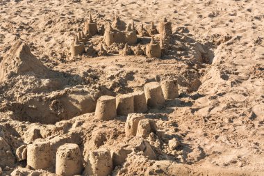 Sandcastle kumlu bir plaj üzerinde              