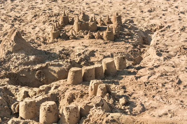 Château de sable sur une plage de sable — Photo
