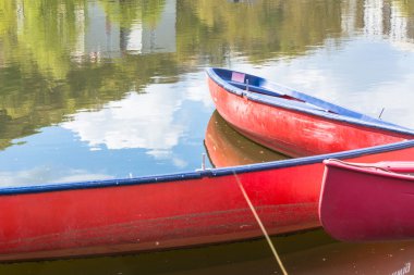 Üç boş kırmızı Kano