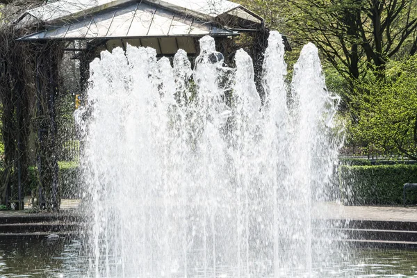 Kunstmatig ontworpen waterval, fontein — Stockfoto