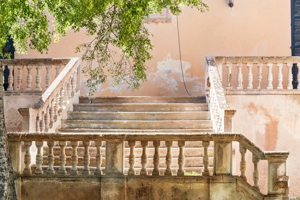 Escalier méditerranéen en pierre ancienne — Photo