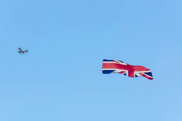 带有英国国旗的发动机飞机. — 图库照片
