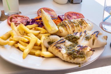 Patates kızartması ile ızgara kalamar