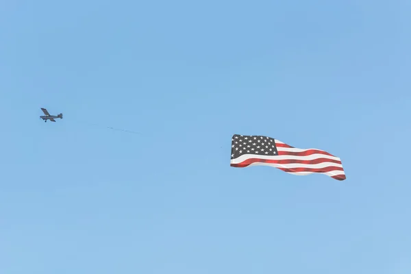 Avion moteur avec le drapeau de l'Amérique . — Photo