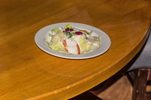 Salade simple au restaurant . — Photo