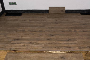 Uzunlamasına birbirine kenetlenen eklem - Yüzen zemin döşeme ve döşeme için teknolojik süreçlerin düzeni - lacivert - profesyonel çalışma