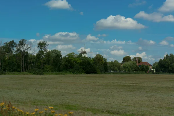 Wiejska Panorama Błękitne Niebo Wiatrak Tle — Zdjęcie stockowe