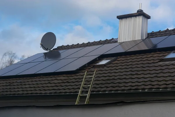 Casa Moderna Con Sistema Fotovoltaico Paneles Solares Para Generación Electricidad — Foto de Stock