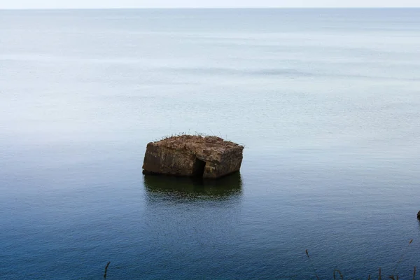 Gamla Tyska Bunkern Sköljs Havet Klipporna Vid Östersjön — Stockfoto