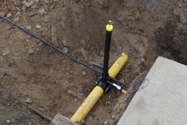 Hendekteki ikmal hatları çoklu konutların enerji tedariği içindir.