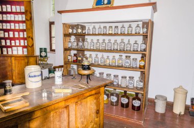 Eski bir eczane manzarası