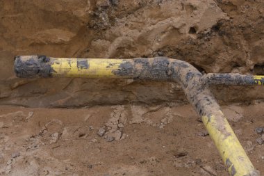 Gaz boruları ve su kaynakları üzerinde çalışıyorum.