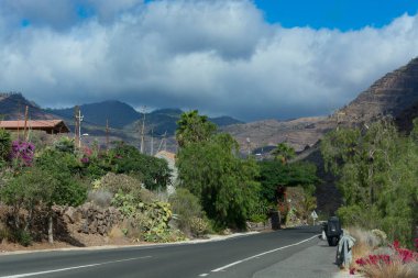 Resimli Mogan 'a giden yol - Büyük Kanarya' nın yüksek dağ köyü. Kanarya Adaları, Kanarya Adaları İspanya