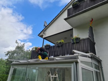 İnsan gücü konservatuar çatısı ve pencerelerini yıkıyor