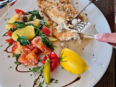 Kuşkonmaz, brokoli ve havuçlu tünek fileto. Kızarmış balık ve yahni..