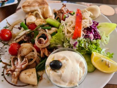 Izgara kalamar, sokak yemeği. Doldurulmuş mürekkep balığı. İbadet.