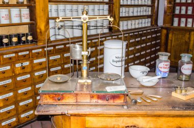 Eski bir eczane manzarası