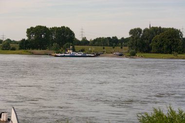 ORSOY, NRW, ALMANY - 23 HAZİRAN 2019 Ren üzerinde Ferry City Orsoy. Feribot Orsoy 'u Duisburg Walsum kentindeki NRW' ye bağlar. Gemideki bazı yolcular.