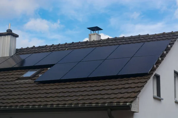 Casa Moderna Com Sistema Fotovoltaico Painéis Solares Para Geração Eletricidade — Fotografia de Stock