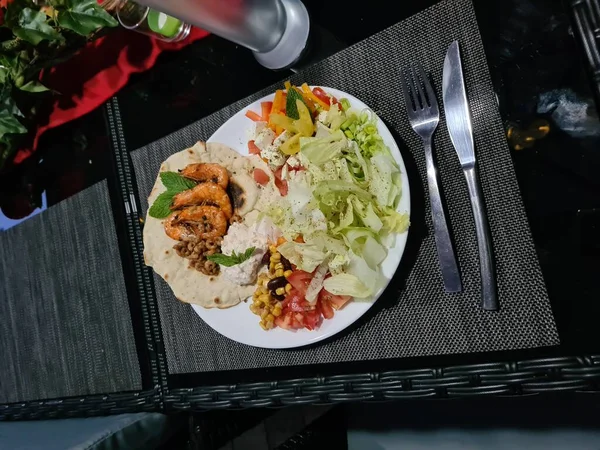 Bij Gezonde Maaltijden Met Niet Alcoholische Cocktails Aan Feestelijke Tafel — Stockfoto