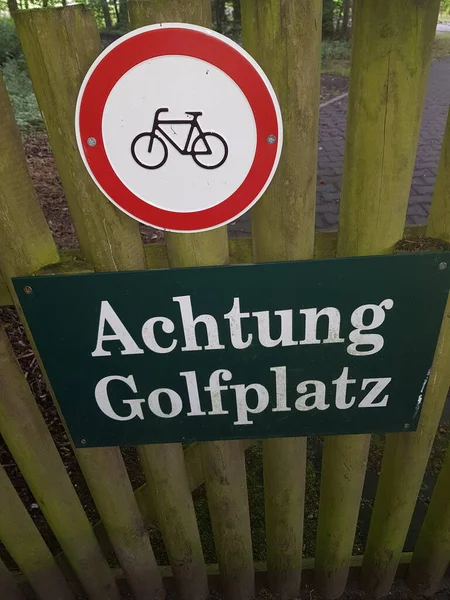 Rotes Verbotschild Fahrraeder Verboten Mit Beschriftung Deutsch Achtung Golfplat — Fotografia de Stock