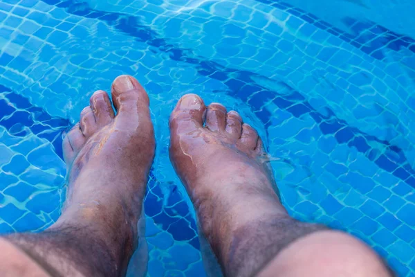 Männerfüße Einem Schönen Schwimmbad Mit Blauen Fliesen — Stockfoto