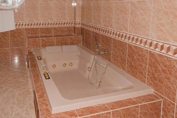 Piękna Łazienka Wanną Hydromasażu Oddzielnym Prysznicem — Zdjęcie stockowe