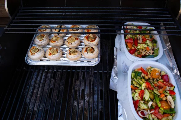 Grillade Grönsaker Färgglad Paprika Zucchini Aubergine Med Basilika Och Torra — Stockfoto