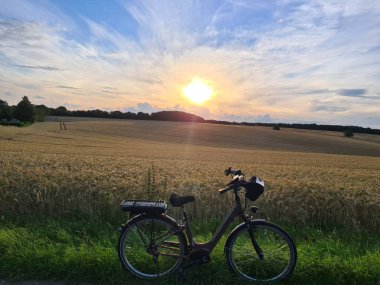 Bisikletli altın buğday tarlasında gün batımı