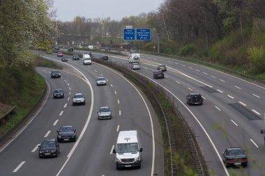 İş çıkışı trafiğinde Alman otoyolunda arabalar.