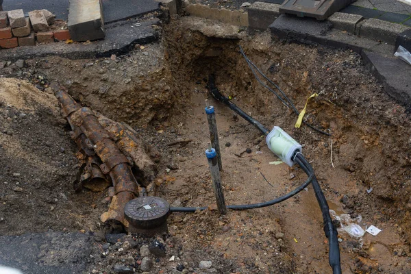 Desenterrado Acera Revelando Cables Tubos Protectores Construcción Líneas Eléctricas Cables — Foto de Stock
