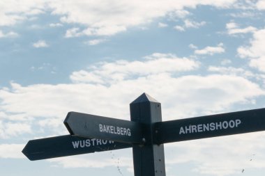 Wustrow ve Ahrenshoop Wustrow Ahrenshoop arasındaki sahil yolundaki işaretler.