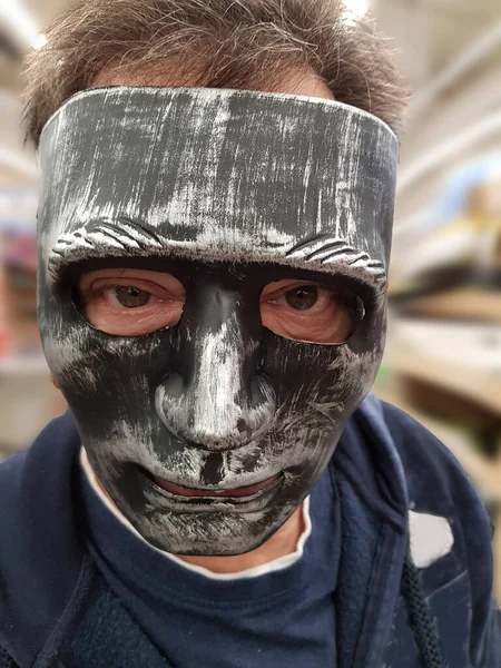 Uomo Con Una Spaventosa Maschera Nera — Foto Stock