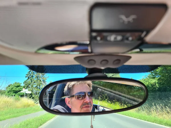 Vista Posteriore Del Conducente Maschio Guardando Specchio Retrovisore Auto — Foto Stock