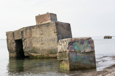 Sahil sığınağı. 2. Dünya Savaşı 'ndan kalma sahil sığınağı Baltık Denizi' nde, Darss Zingst, Almanya.