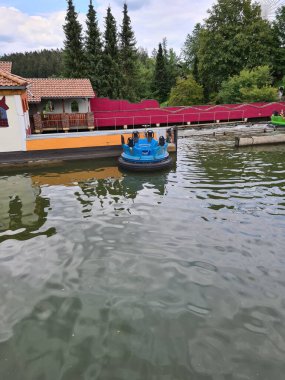 Vahşi bir su yolculuğunun azgın nehrinde heyecanlı bir yolculuk.