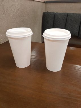 Masadaki tek kullanımlık kahve fincanının yan görüntüsü