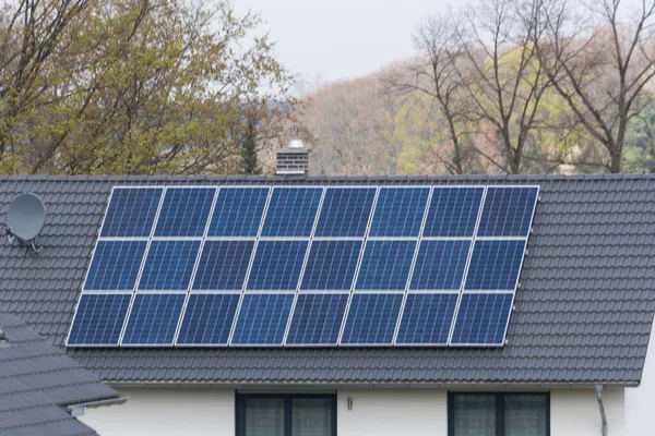 Sistemazione Impianto Produzione Energia Solare — Foto Stock