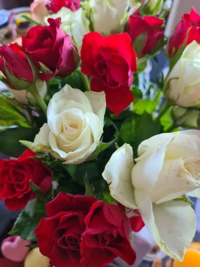 Çiçekçi dükkanında kırmızı güllerden yapılmış lüks buket. Sevgililer Günü için kırmızı gül buketi.